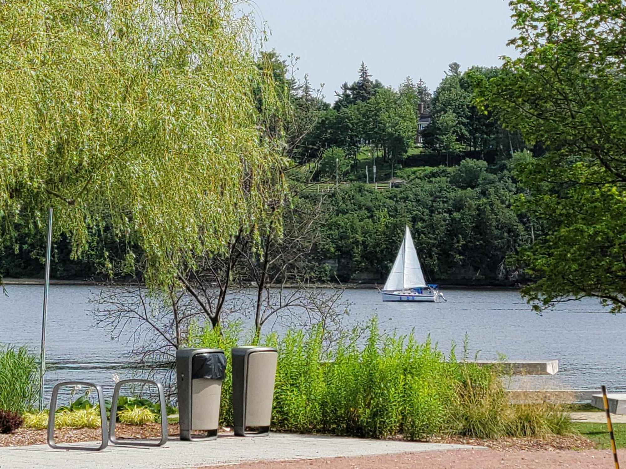 Kokomo Inn Bed And Breakfast Ottawa-Gatineau'S Only Tropical Riverfront B&B On The National Capital Cycling Pathway Route Verte #1 - For Adults Only - Chambre D'Hotes Tropical Aux Berges Des Outaouais Bnb #17542O מראה חיצוני תמונה