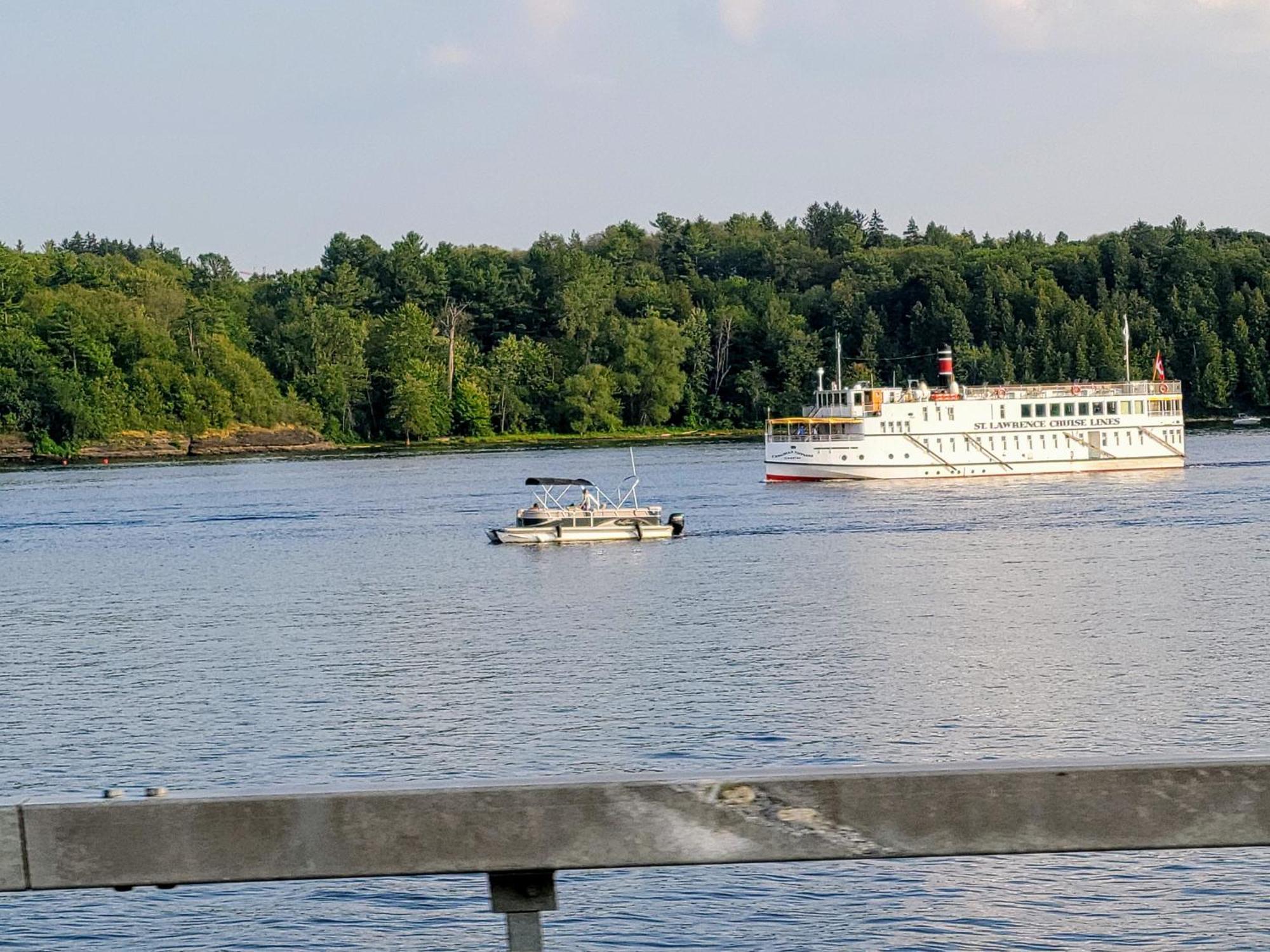 Kokomo Inn Bed And Breakfast Ottawa-Gatineau'S Only Tropical Riverfront B&B On The National Capital Cycling Pathway Route Verte #1 - For Adults Only - Chambre D'Hotes Tropical Aux Berges Des Outaouais Bnb #17542O מראה חיצוני תמונה
