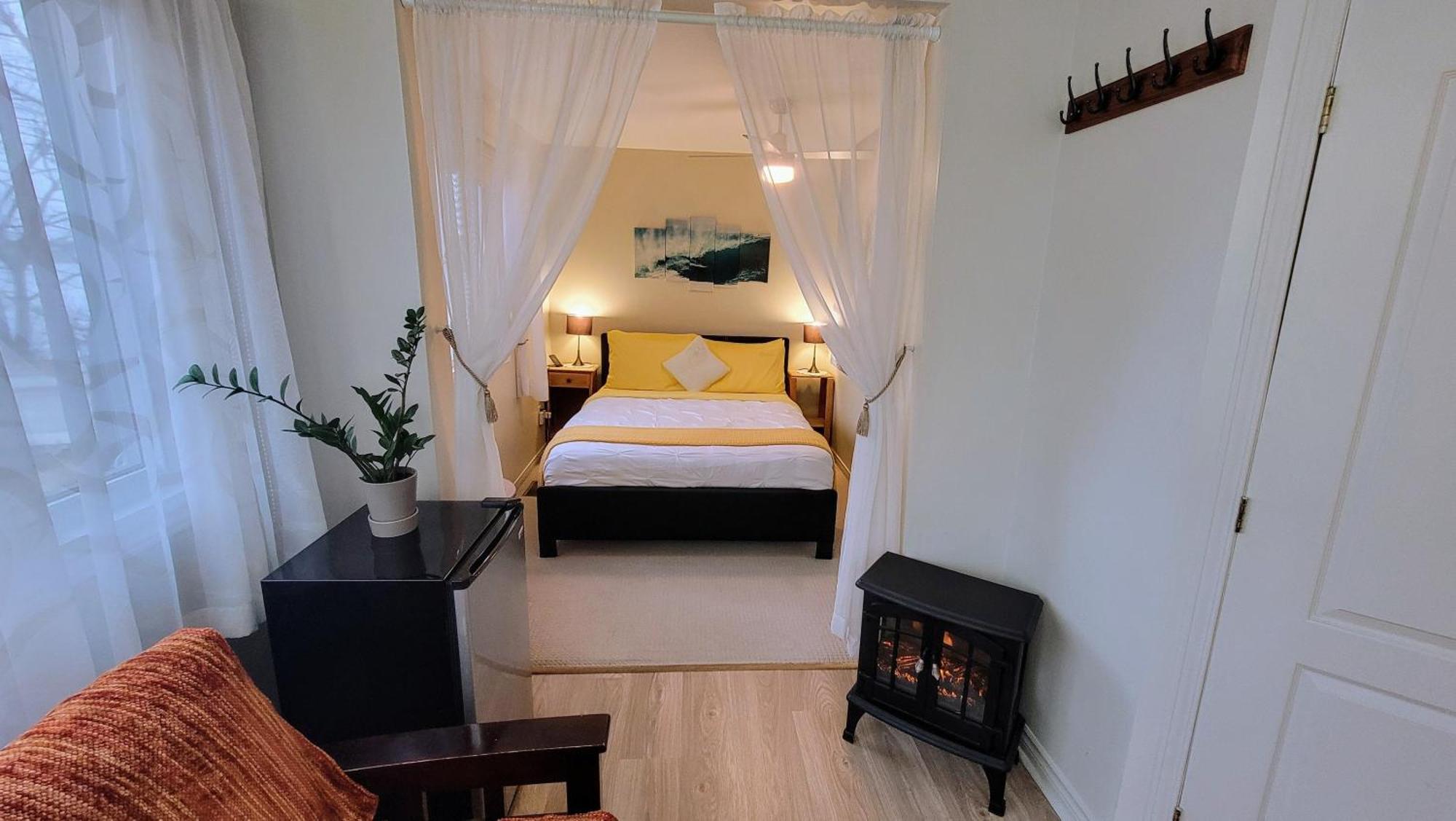 Kokomo Inn Bed And Breakfast Ottawa-Gatineau'S Only Tropical Riverfront B&B On The National Capital Cycling Pathway Route Verte #1 - For Adults Only - Chambre D'Hotes Tropical Aux Berges Des Outaouais Bnb #17542O מראה חיצוני תמונה