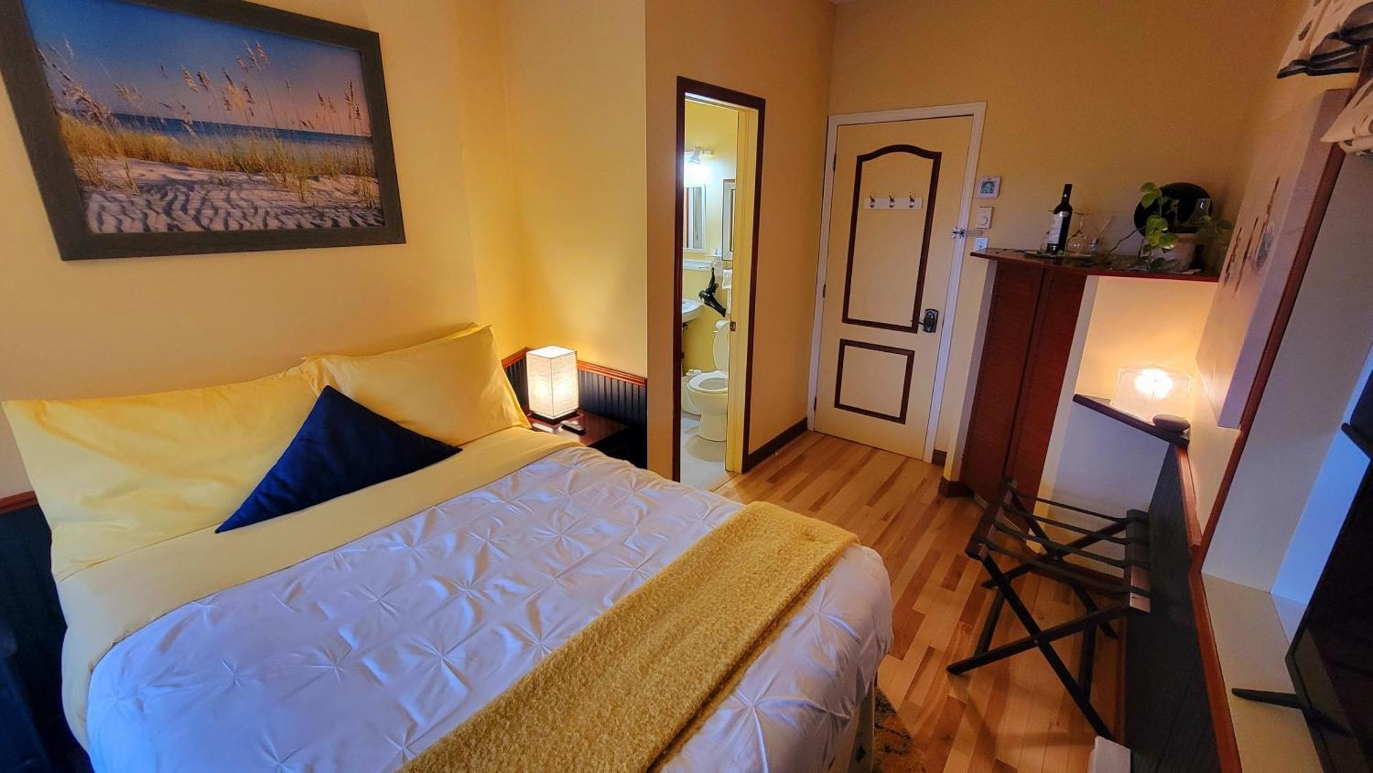 Kokomo Inn Bed And Breakfast Ottawa-Gatineau'S Only Tropical Riverfront B&B On The National Capital Cycling Pathway Route Verte #1 - For Adults Only - Chambre D'Hotes Tropical Aux Berges Des Outaouais Bnb #17542O מראה חיצוני תמונה