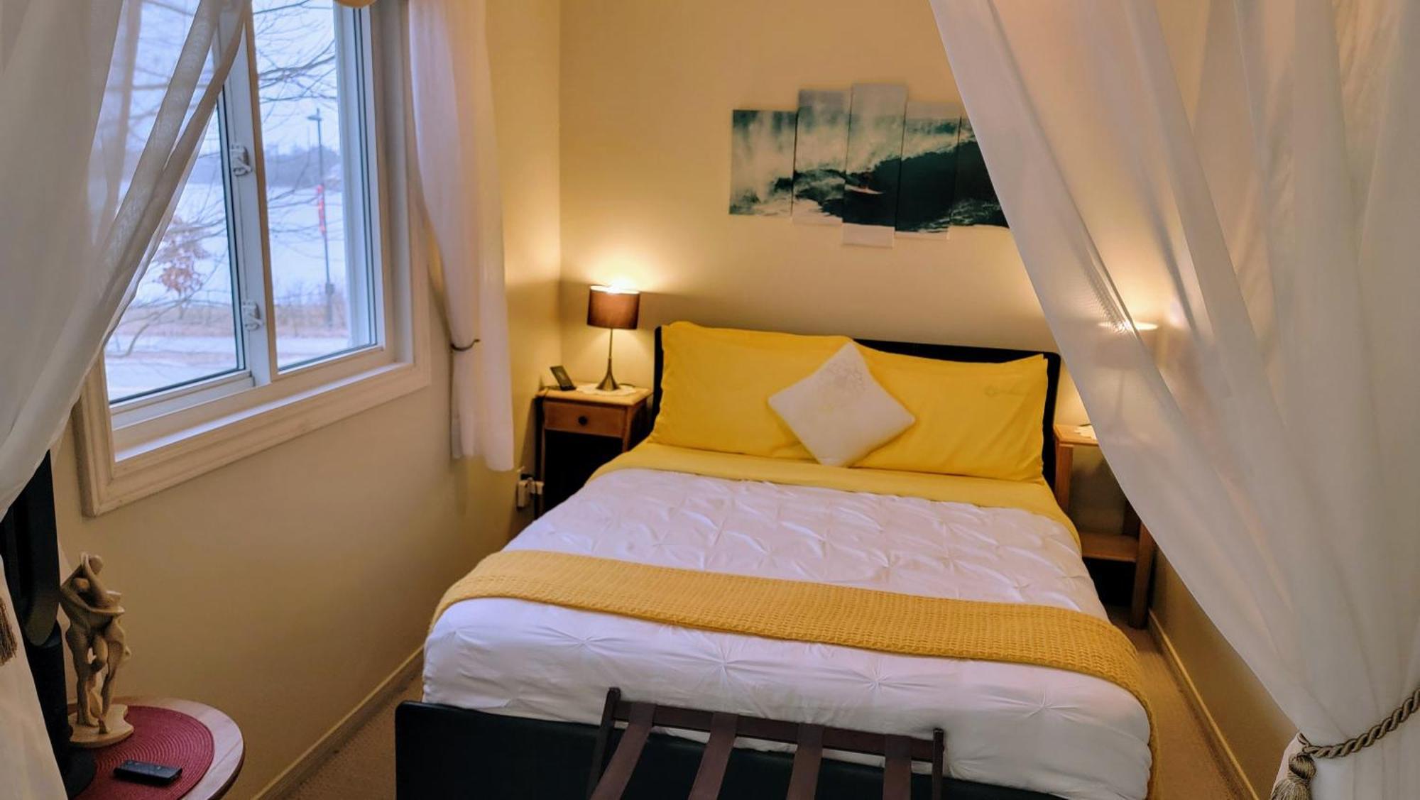 Kokomo Inn Bed And Breakfast Ottawa-Gatineau'S Only Tropical Riverfront B&B On The National Capital Cycling Pathway Route Verte #1 - For Adults Only - Chambre D'Hotes Tropical Aux Berges Des Outaouais Bnb #17542O מראה חיצוני תמונה