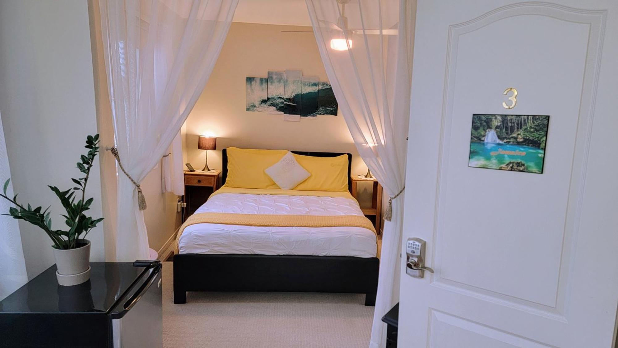 Kokomo Inn Bed And Breakfast Ottawa-Gatineau'S Only Tropical Riverfront B&B On The National Capital Cycling Pathway Route Verte #1 - For Adults Only - Chambre D'Hotes Tropical Aux Berges Des Outaouais Bnb #17542O מראה חיצוני תמונה