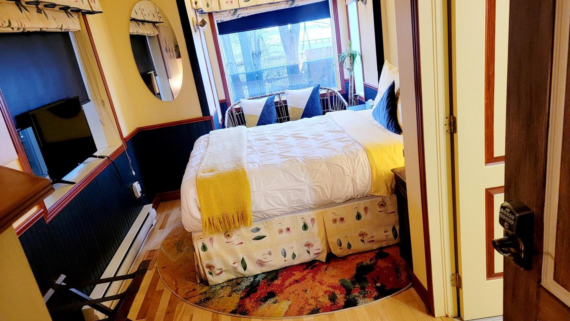 Kokomo Inn Bed And Breakfast Ottawa-Gatineau'S Only Tropical Riverfront B&B On The National Capital Cycling Pathway Route Verte #1 - For Adults Only - Chambre D'Hotes Tropical Aux Berges Des Outaouais Bnb #17542O מראה חיצוני תמונה