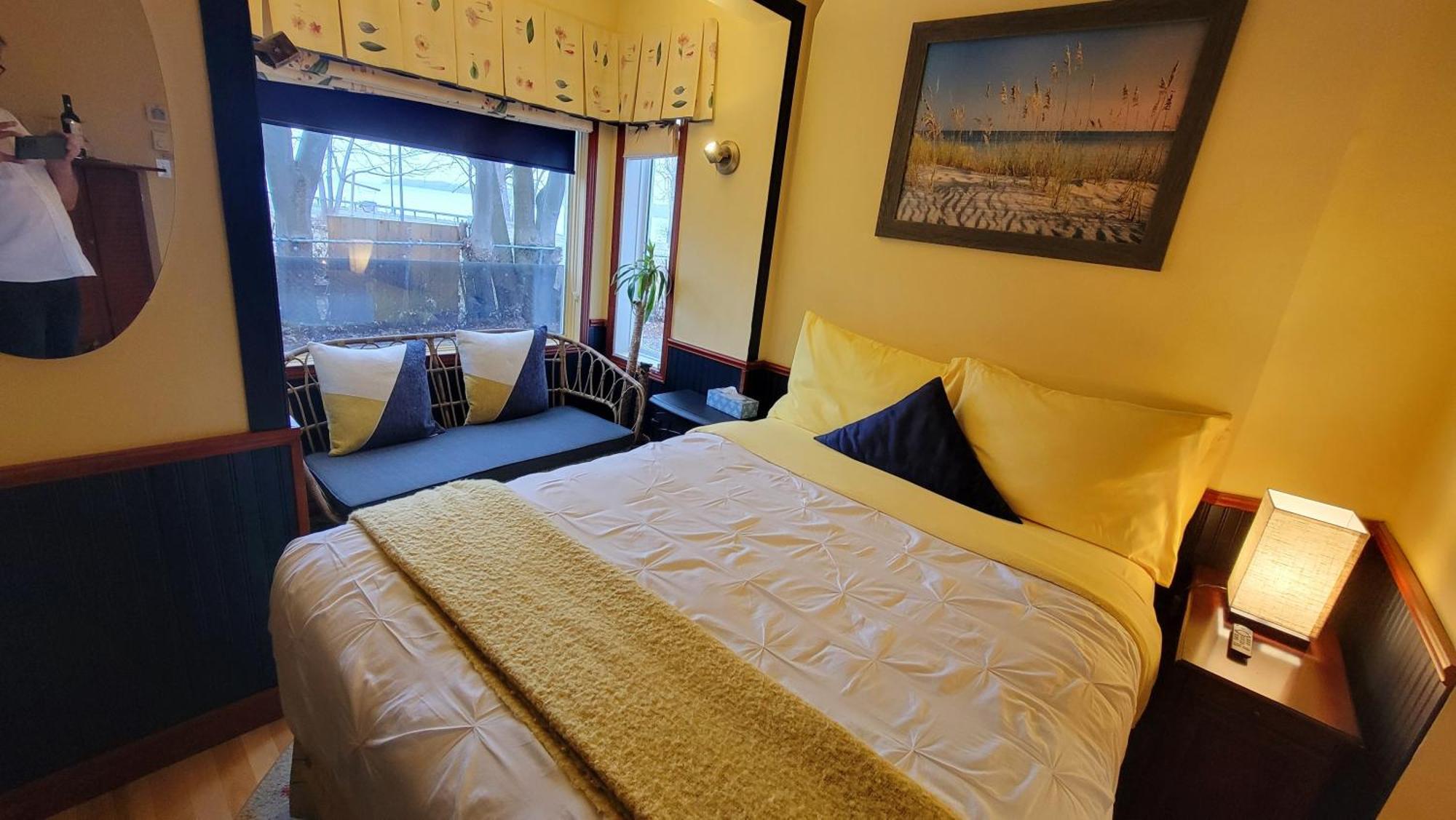 Kokomo Inn Bed And Breakfast Ottawa-Gatineau'S Only Tropical Riverfront B&B On The National Capital Cycling Pathway Route Verte #1 - For Adults Only - Chambre D'Hotes Tropical Aux Berges Des Outaouais Bnb #17542O חדר תמונה