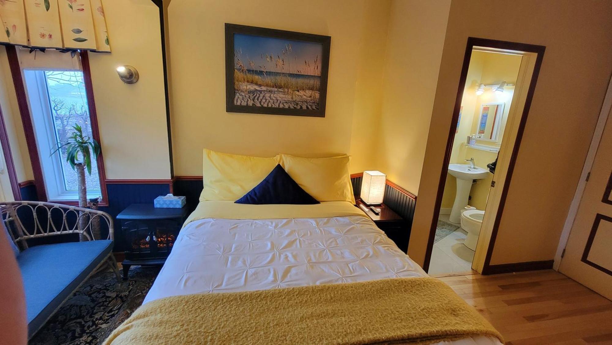 Kokomo Inn Bed And Breakfast Ottawa-Gatineau'S Only Tropical Riverfront B&B On The National Capital Cycling Pathway Route Verte #1 - For Adults Only - Chambre D'Hotes Tropical Aux Berges Des Outaouais Bnb #17542O חדר תמונה