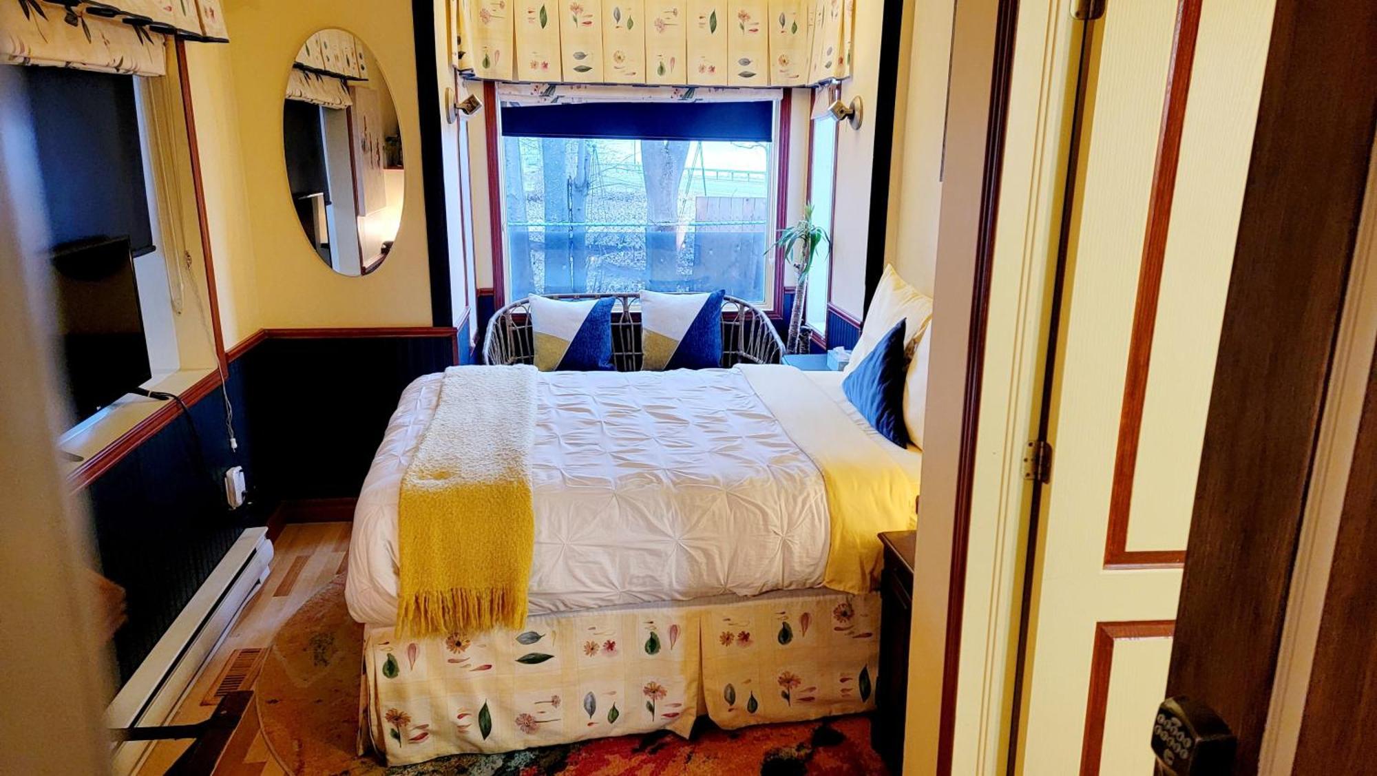 Kokomo Inn Bed And Breakfast Ottawa-Gatineau'S Only Tropical Riverfront B&B On The National Capital Cycling Pathway Route Verte #1 - For Adults Only - Chambre D'Hotes Tropical Aux Berges Des Outaouais Bnb #17542O חדר תמונה